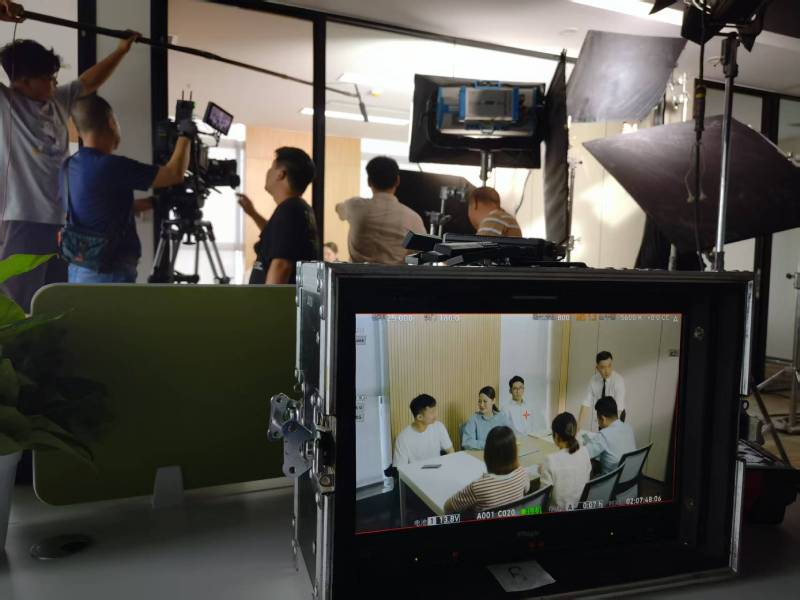 凤泉区TVC拍摄公司：科技产品视觉化大师，诠释未来感与功能美学